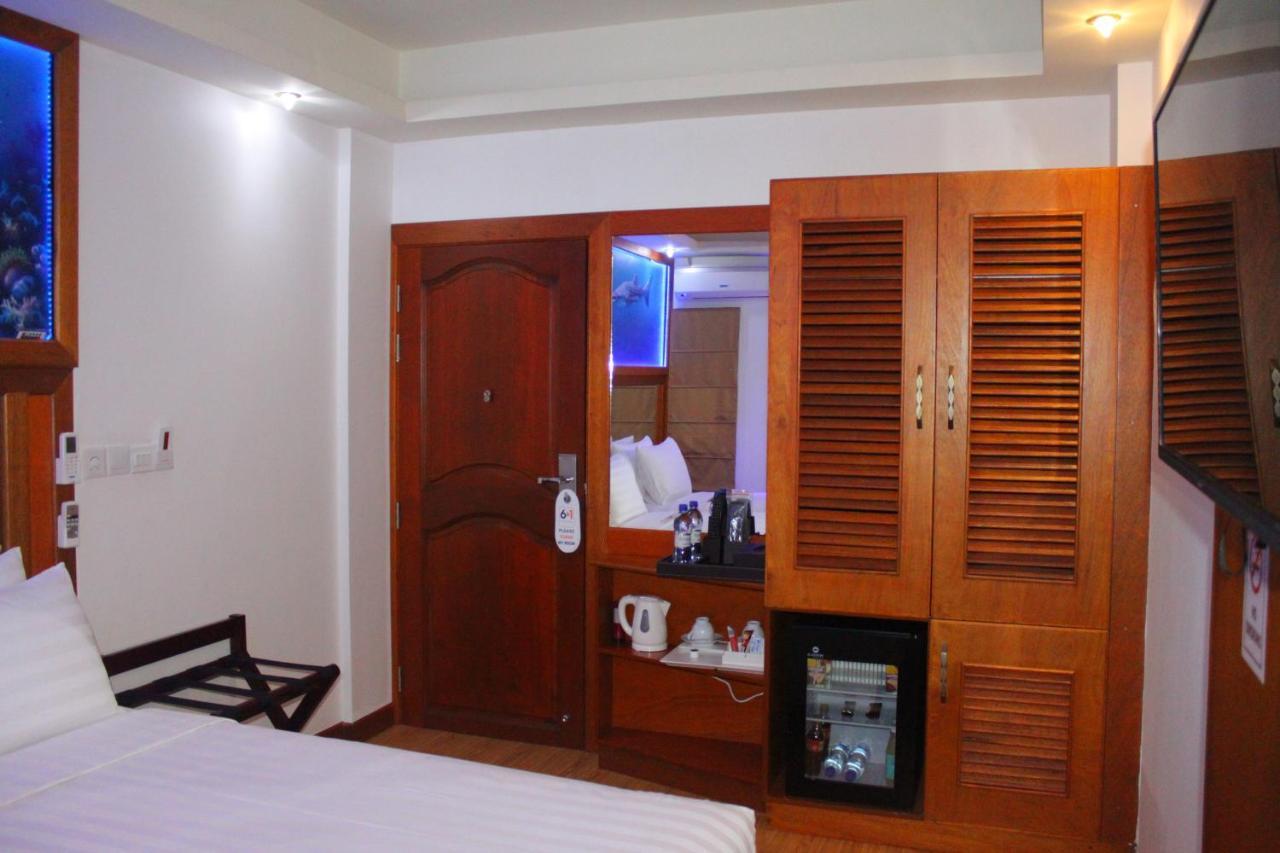 Six In One Hotel Male Exterior photo