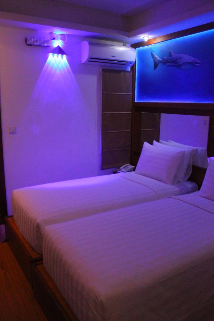 Six In One Hotel Male Exterior photo