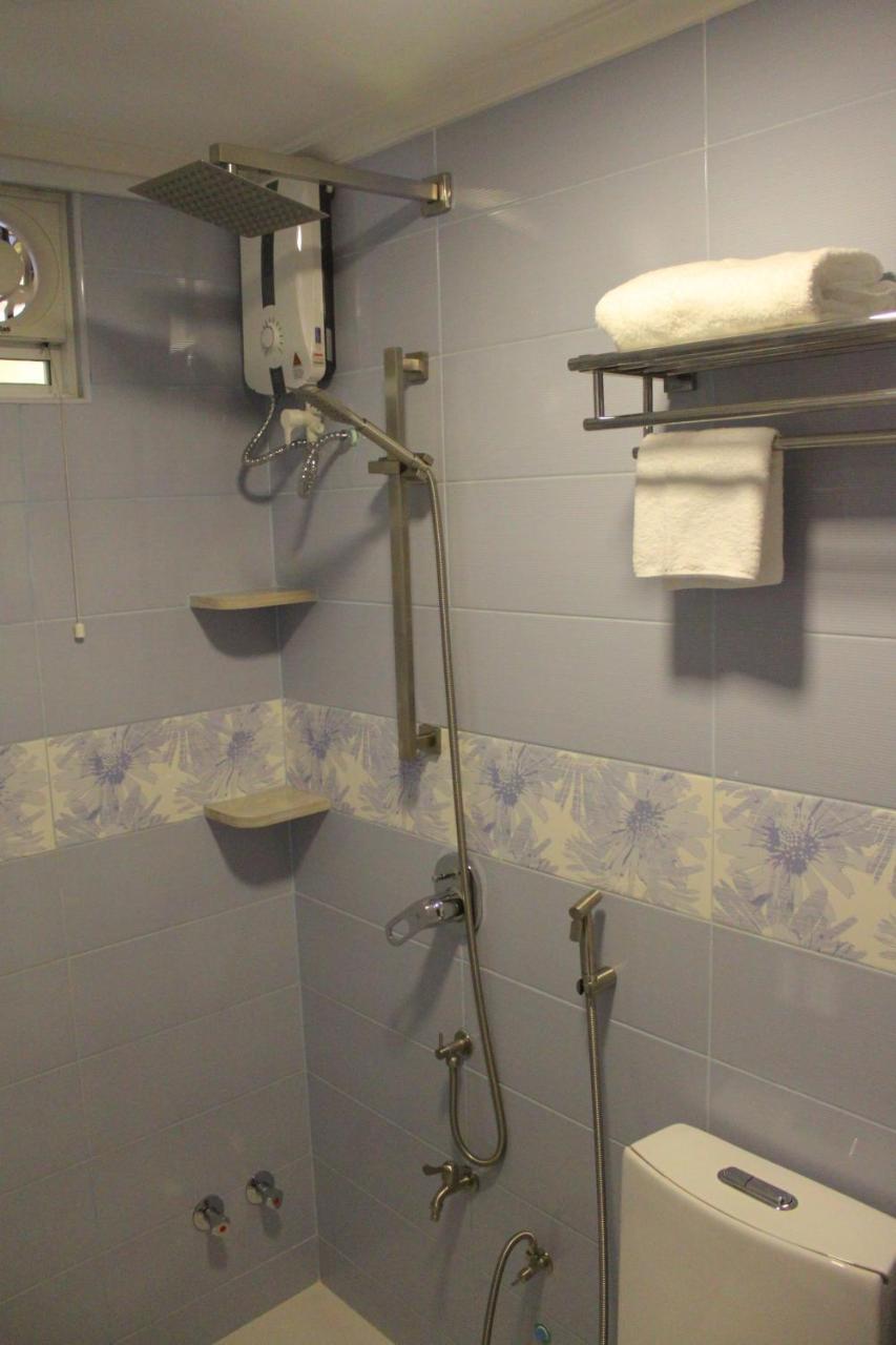 Six In One Hotel Male Exterior photo